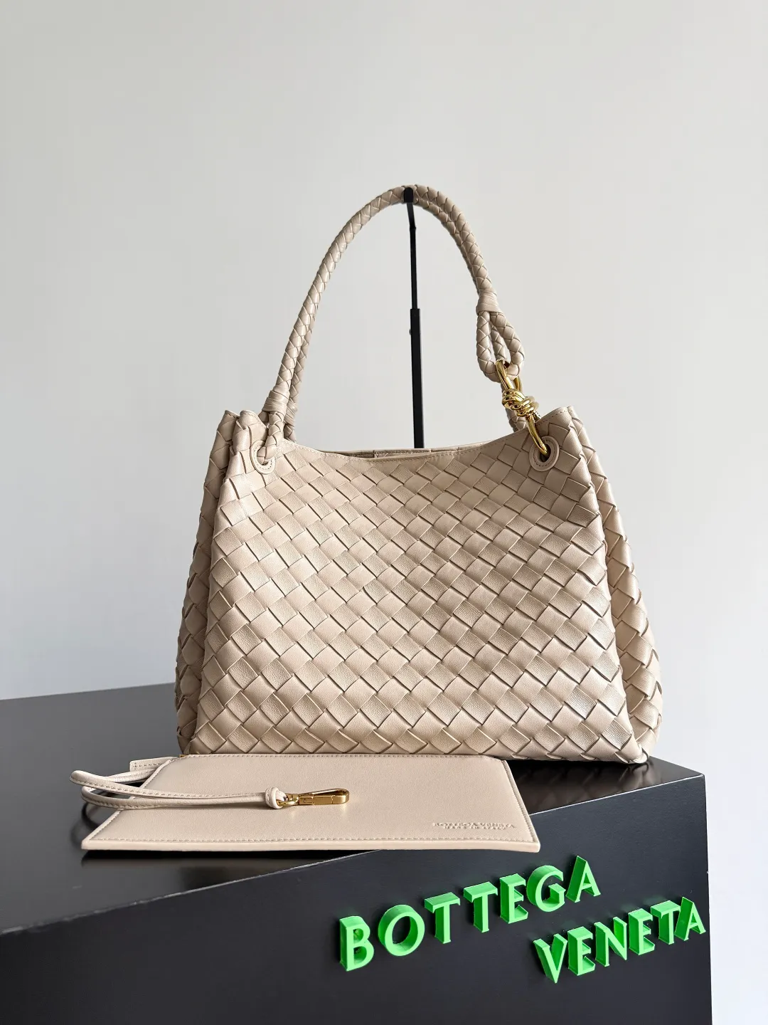 Batch 2660 24 early autumn new model Andiamo Parachute is made of a whole piece of woven leather. It is processed by folding stitching at the four corners. # Craftsmanship and creativity. The large size is atmospheric and practical. One of the must-selects for BV. It has a large space, can hold a computer, the shoulder strap is thick, and the upper shoulder is very comfortable. The large parachute can be carried on the body and can be carried on the body. The upper body is versatile and cute☺️ Style number: 796571 Size: 30*26*20cm